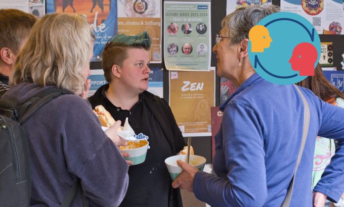 Vrijwilligers die praten